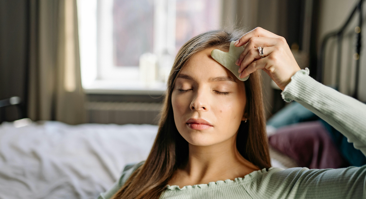 Gha Sha Anwendung im Gesicht